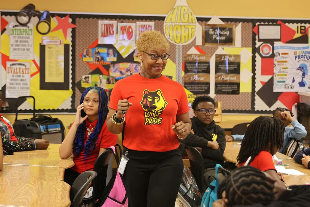 Photo shared by Atlanta Public Schools on August 04, 2025 tagging @apsboe, and @apssupt. Pode ser uma imagem de 6 pessoas e texto.